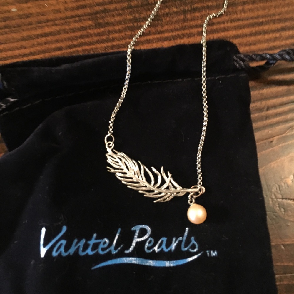Vantel Pearls Feather in the Wind necklace